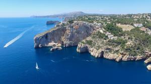 una isla con un velero en el agua en New Port Jávea, en Jávea