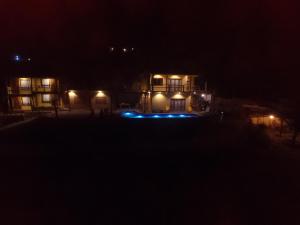 een huis 's nachts met lichten in het donker bij Casa Obe in Yolina