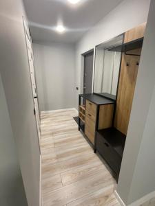 um corredor com uma cómoda e um espelho em Livinga 1 kambario butas centre em Mažeikiai