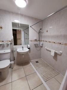 Chichester Park Hotel في شيشستر: حمام مع مرحاض ومغسلة