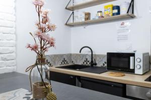 Η κουζίνα ή μικρή κουζίνα στο LE NID DOUILLET TOPDESTINATION-BOURG - Centre ville - 3 étoiles