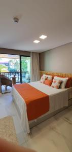 Giường trong phòng chung tại Porto Praia Resort Marulhos