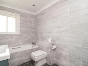 ThirlmereにあるThirlmere Suiteのトイレと洗面台を備えた白いバスルーム