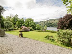 ThirlmereにあるThirlmere Suiteの湖の景色を望む庭園