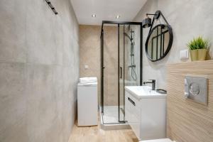 łazienka z prysznicem, toaletą i umywalką w obiekcie Prime Apartments - Gold Pearl w Gdańsku