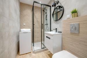 łazienka z prysznicem, toaletą i umywalką w obiekcie Prime Apartments - Gold Pearl w Gdańsku