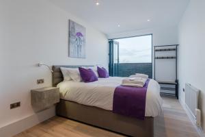 En eller flere senge i et værelse på Central Penthouse with Hot Tub & Views 22