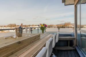 Balkoni atau teres di Central Penthouse with Hot Tub & Views 22