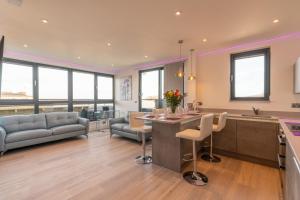 Ruang duduk di Central Penthouse with Hot Tub & Views 22 +21 gambar