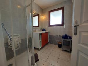 Bathroom sa Au cœur de St Jorioz, spacieux appartement avec terrasse et vue montagne.