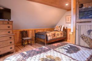 Llit o llits en una habitació de The Inn at OxBow Acres