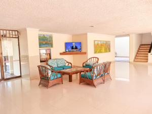 sala de estar con mesa y sillas en Apartamentos Centro IN Rodadero - By Bedviajes, en Santa Marta