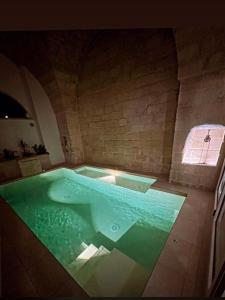 Bazén v ubytování LeVolte luxury suite&spa nebo v jeho okolí
