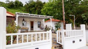 Yalos luxury home في Agii Saranta: سور أبيض أمام المنزل