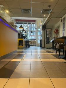 a restaurant with a tiled floor in a building at Hotel Jesse in Amsterdam