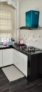 una cocina con encimera en blanco y negro en Nenda’s Home, en Port Dickson