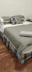 1 cama grande en la parte superior de un suelo de madera en Nenda’s Home, en Port Dickson