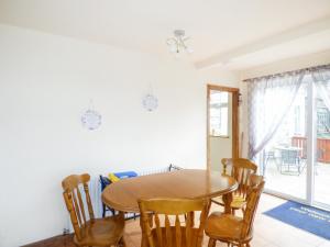 comedor con mesa de madera y sillas en Berrylane, en Enniscorthy