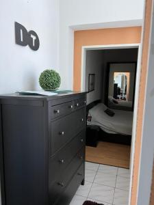 Un pat sau paturi într-o cameră la Apartment BOZ Solingen