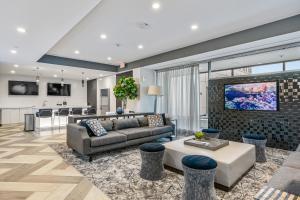 sala de estar con sofá y mesa en Global Luxury Suites Downtown White Plains en White Plains