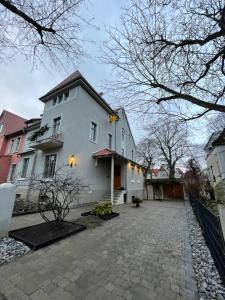 a large white house with a cobblestone driveway at 110 qm Ferienwohnung Stadtvilla Halberstadt - Dem Tor zum Harz in Halberstadt