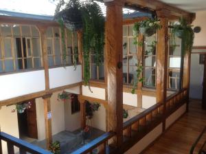 una vista aérea de un edificio con ventanas y plantas en Huasi Lodge, en Quito