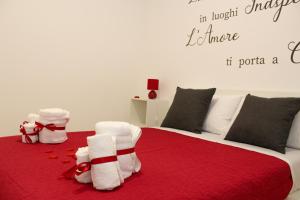 a bedroom with a bed with towels on it at La terra del sole in Cinisi
