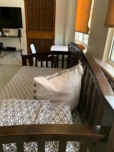 セブシティにあるWill Come Homeの木製ベンチ(枕付)
