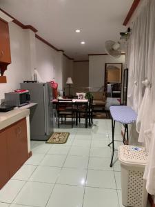 una cucina con frigorifero e tavolo con sedie di Will Come Home a Cebu City
