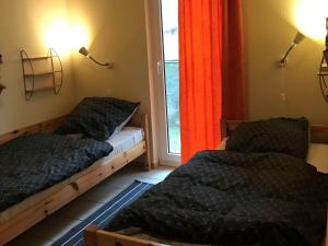 Duas camas num quarto com uma janela em Apartment Strandidyll, Trassenheide em Trassenheide