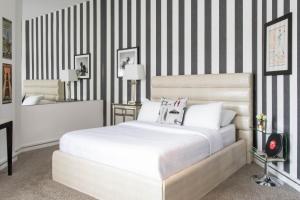 Postel nebo postele na pokoji v ubytování Retro Suites Hotel