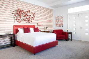 Postel nebo postele na pokoji v ubytování Retro Suites Hotel