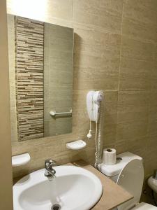 ein Badezimmer mit Waschbecken und Toilette in der Unterkunft Hotel Luna Morena in Santa Teresita