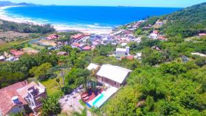 an aerial view of a resort and the ocean at Casa Vista Privilegiada: Piscina e Conforto in Garopaba
