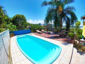 a swimming pool on the patio of a house at Casa Vista Privilegiada: Piscina e Conforto in Garopaba