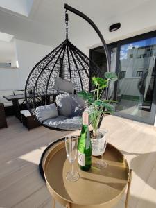 una botella de vino y dos copas en una mesa en PANORAMIC LUXURY sea view house, en Finestrat