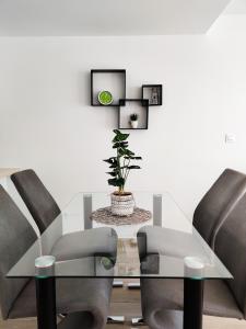 uma sala de jantar com uma mesa de vidro e 2 cadeiras em PANORAMIC LUXURY sea view house em Finestrat