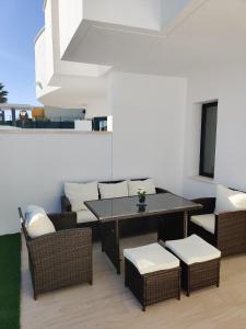 comedor con mesa y sillas en PANORAMIC LUXURY sea view house, en Finestrat