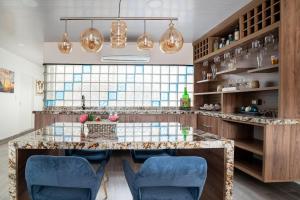 Zona de estar de Modern, Luxurious and Tradicional Apartments by Samilis Place