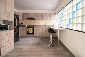 Una cocina o zona de cocina en Modern, Luxurious and Tradicional Apartments by Samilis Place