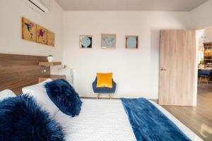 Cama o camas de una habitación en Modern, Luxurious and Tradicional Apartments by Samilis Place