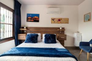 Cama o camas de una habitación en Modern, Luxurious and Tradicional Apartments by Samilis Place