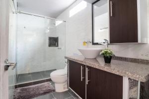 Un baño de Modern, Luxurious and Tradicional Apartments by Samilis Place