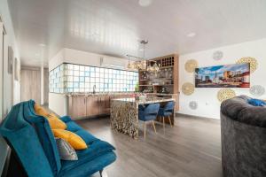 Zona de estar de Modern, Luxurious and Tradicional Apartments by Samilis Place