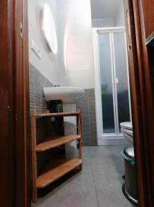 un baño con lavabo e inodoro en Art and Night - City Center Studio, en Málaga