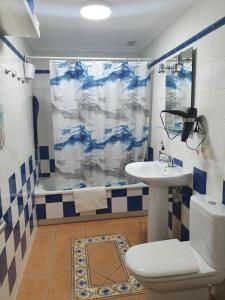 uma casa de banho com um WC, um lavatório e um chuveiro em Friendly Tejita em Granadilla de Abona