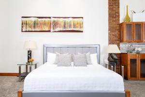 Postel nebo postele na pokoji v ubytování Retro Suites Hotel