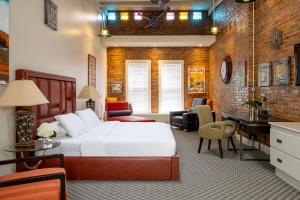 Postel nebo postele na pokoji v ubytování Retro Suites Hotel