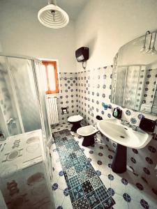 W łazience znajduje się umywalka i prysznic. w obiekcie La Giopalma w mieście Monopoli