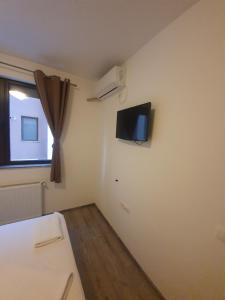 Et tv og/eller underholdning på Brizza Apartments 6 Mamaia Nord + 2 billeder